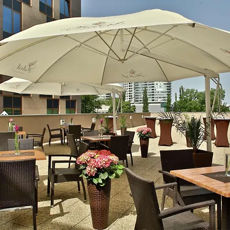 Doubletree By Hilton Отель Братислава