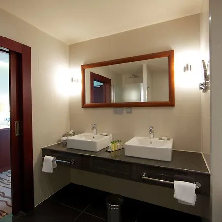 Doubletree By Hilton Отель Братислава