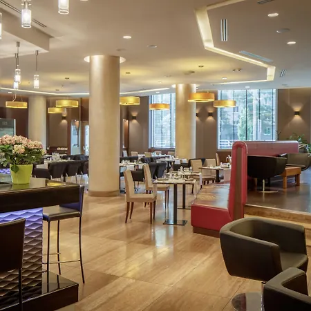 Отель Doubletree By Hilton Братислава